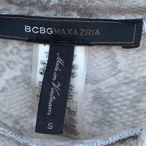 BCBGMAXAZRIA Snake Python Print Turtleneck Top - Picture 3 of 5